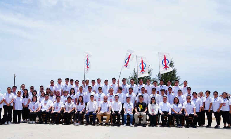 DAP Sabah berjaya menganjurkan Retreat Kepimpinan 2025 selama tiga hari bermula 2 Mei lalu di Borneo Beach and Mangrove Resort dengan penyertaan barisan kepimpinan utama peringkat pusat dan negeri serta wakil akar umbi parti.