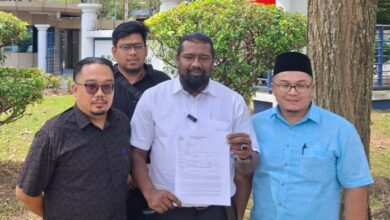 Timbalan Ketua Cabang PKR Putrajaya bersama Mohd Hafiz dan Ketua Biro Tugas Khas, Mohd Noor Arizam Arep di Ibu Pejabat Polis Daerah Putrajaya.