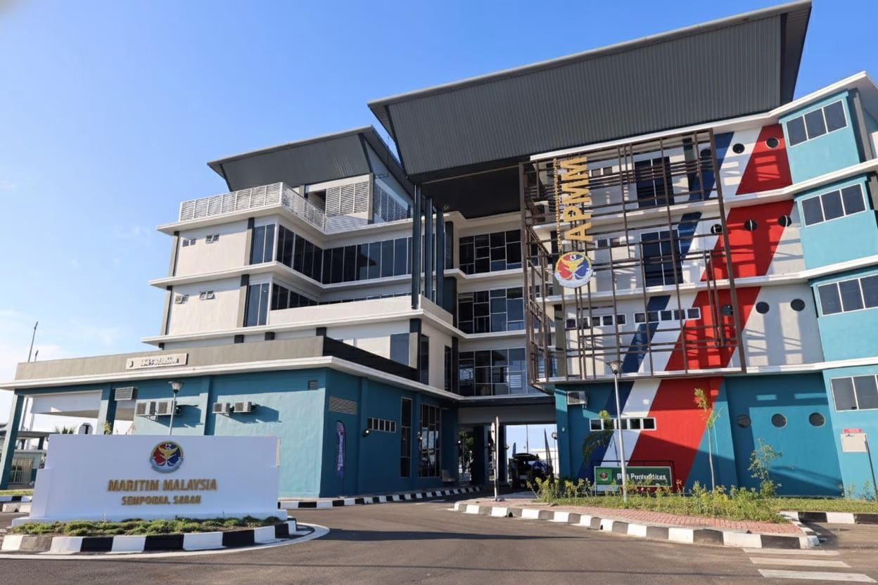 Majlis Penyerahan Separa Projek Siap yang berlangsung di sini hari ini.