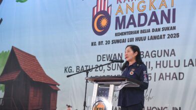 Timbalan Ketua Setiausaha (Strategik) Belia dan Sukan (KBS) Chan Hong Jin, menyempurnakan Majlis Penyerahan Projek Kampung Angkat MADANI KBS 2025 di Kampung Batu 20, Sungai Lui, Hulu Langat hari ini