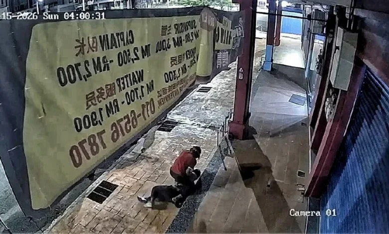 Tangkap layar video tular seorang lelaki didakwa memukul seorang wanita dipercayai berlaku di kawasan daerah Melaka Tengah kelmarin